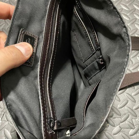 SOLD - Kenneth Cole Reaction Men's Leather Crossbody Bag - Picture 6 of 10